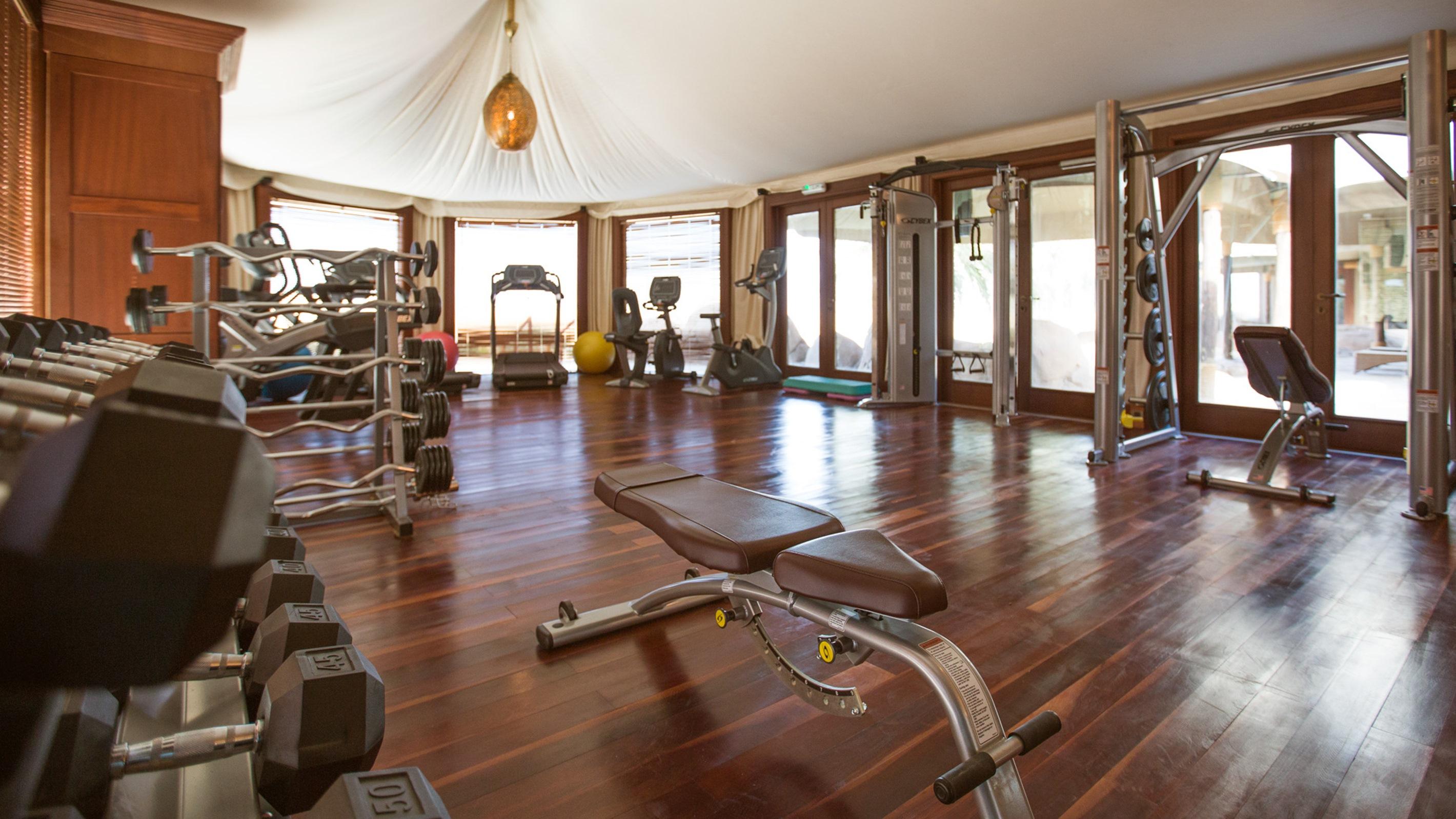 Telal Resort Al Ain Buitenkant foto The gym at the hotel