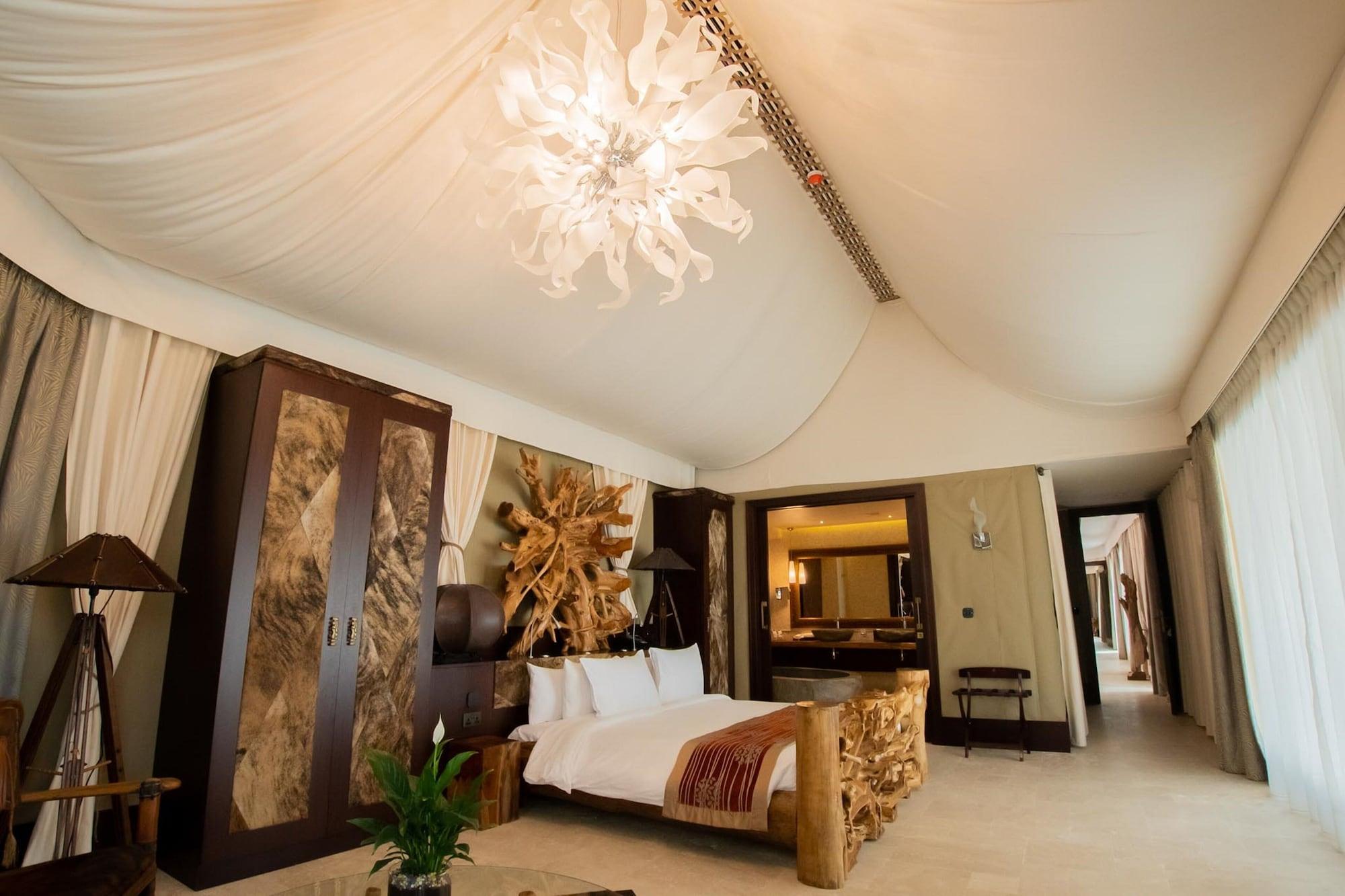 Telal Resort Al Ain Buitenkant foto The bedroom of a Royal Suite